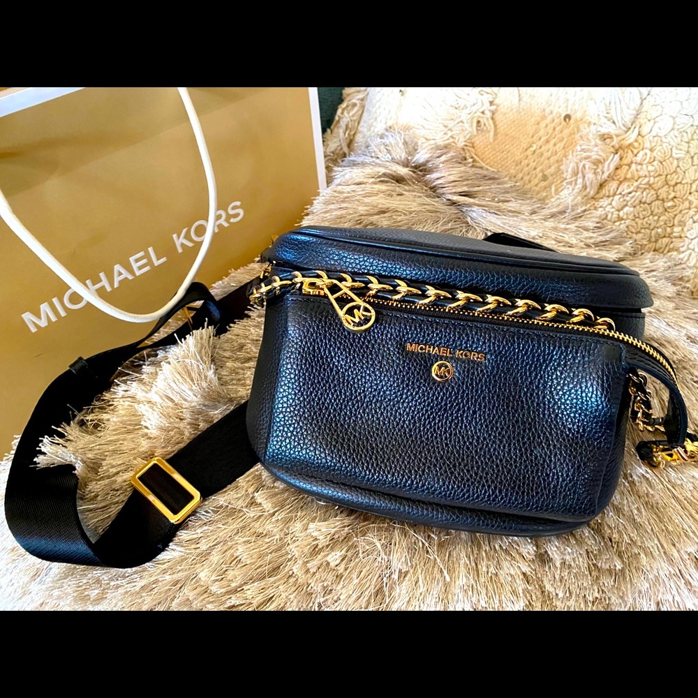 MK, Slater Medium Pebbled leather Sling pack